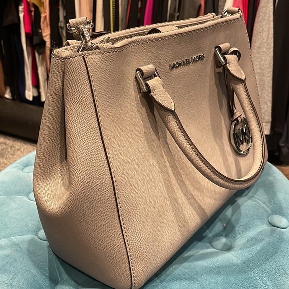 Michael Kors bag - Picture 3 of 8